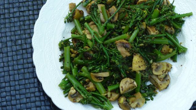 Indian-style broccoli with mushrooms