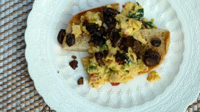 Scrambled eggs with greens and mushrooms